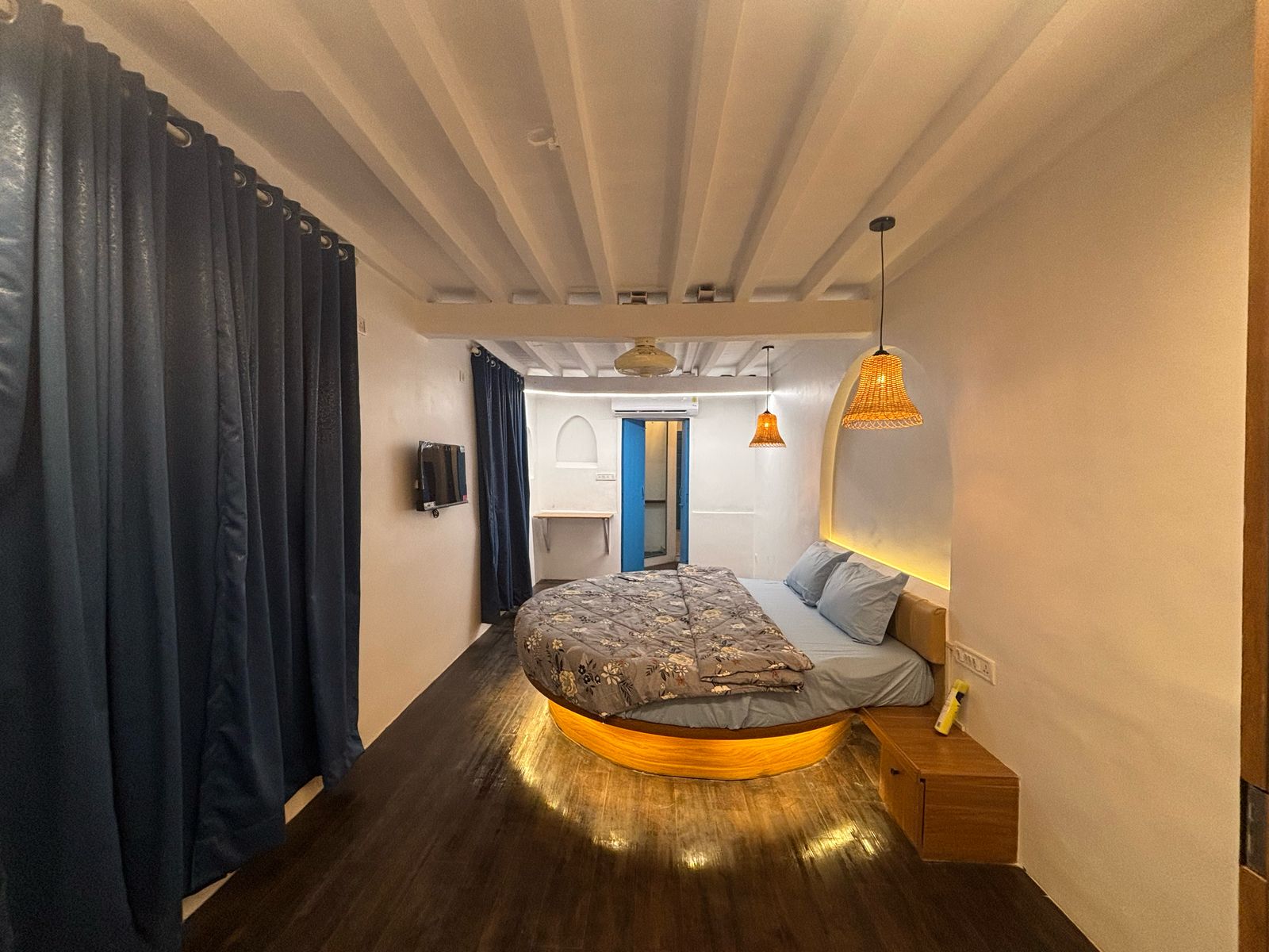 Greek Style Cottage With Double Bathtub