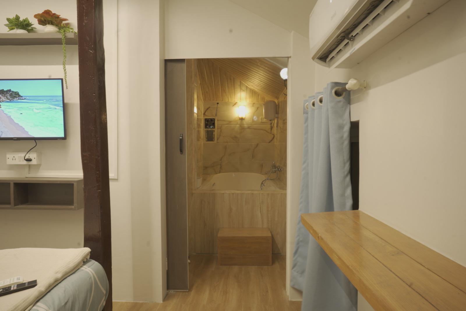 Single Bathtub Studio In Bandra